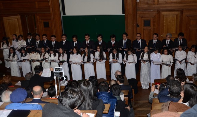 Hợp ca Quê hương biểu diễn tại giảng đường trường Đại học Sorbonne